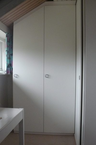 Deze zolderkast is helemaal op maat gemaakt voor optimale benutting van de ruimte. In overleg met de klant is gekeken wat er in de kast moet en daar is de indeling geheel op afgestemd.