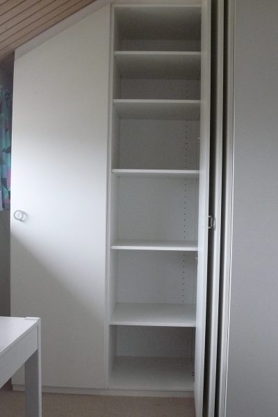 De zolderkast met legplanken, die in hoogte verstelbaar zijn.